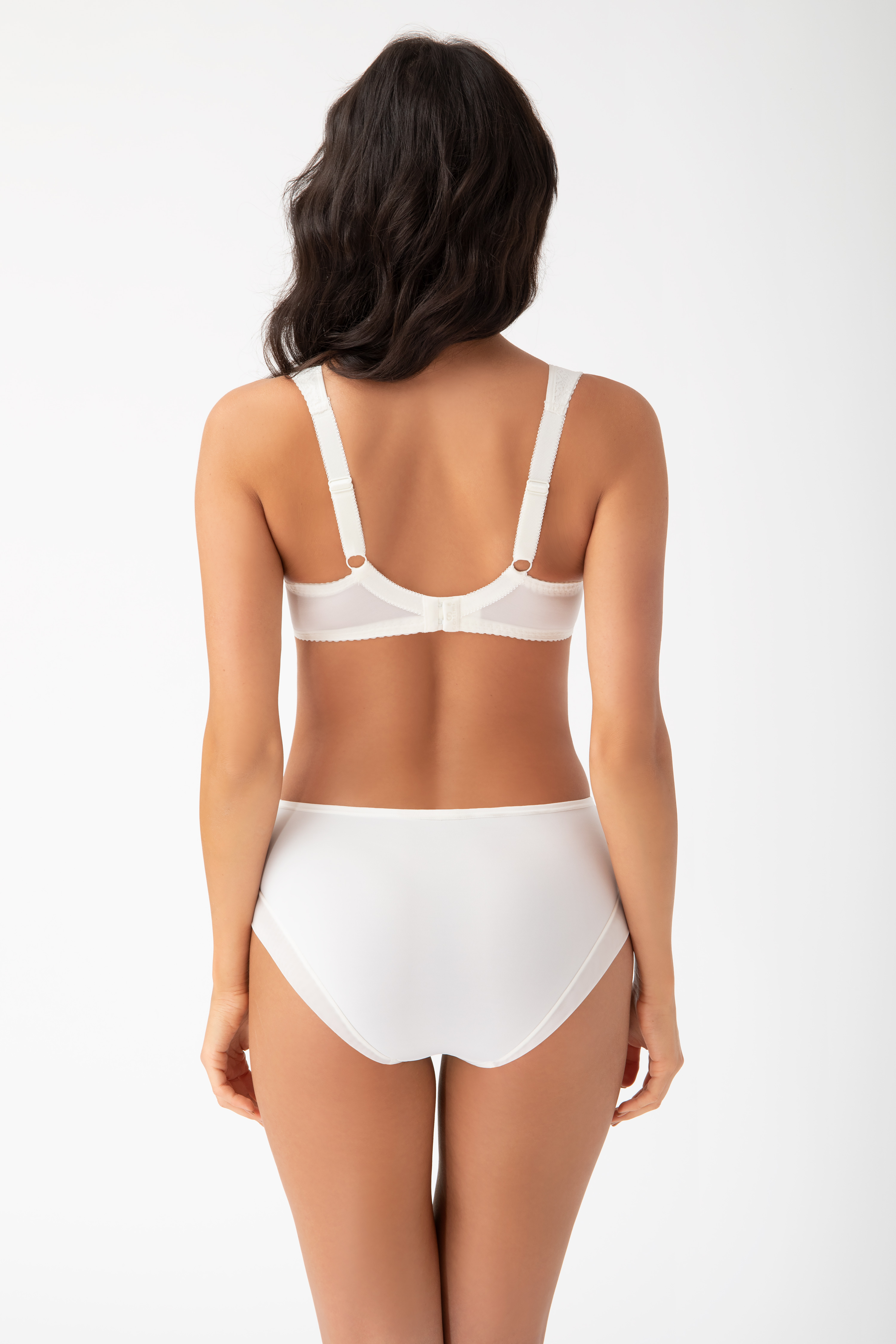 Бюстгальтер Gorsenia K441 LUISSE и трусы слипы молочного цвета вид сзади